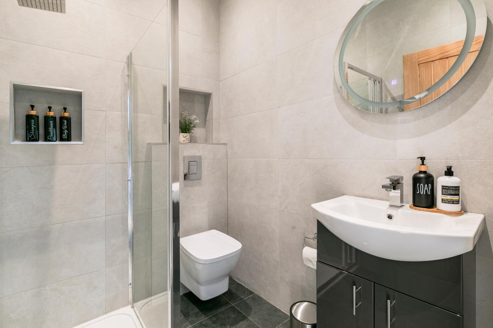 Modern Aptmt, 2 Stops To Central London, Smart Lock, Netflix Ealing Luaran gambar